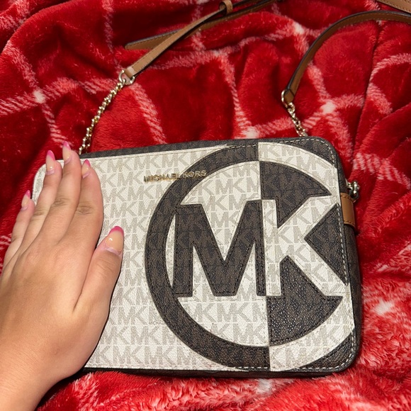 Michael Kors purse - Picture 2 of 11